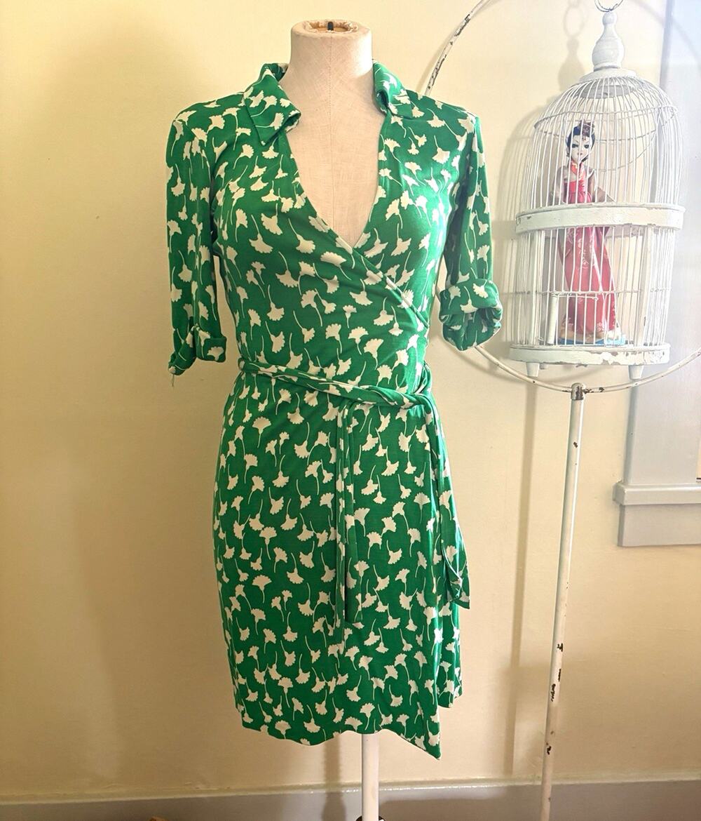 DVF Diane von Furstenberg Barneys NY Silk Wrap Dress Size 4 Green Floral